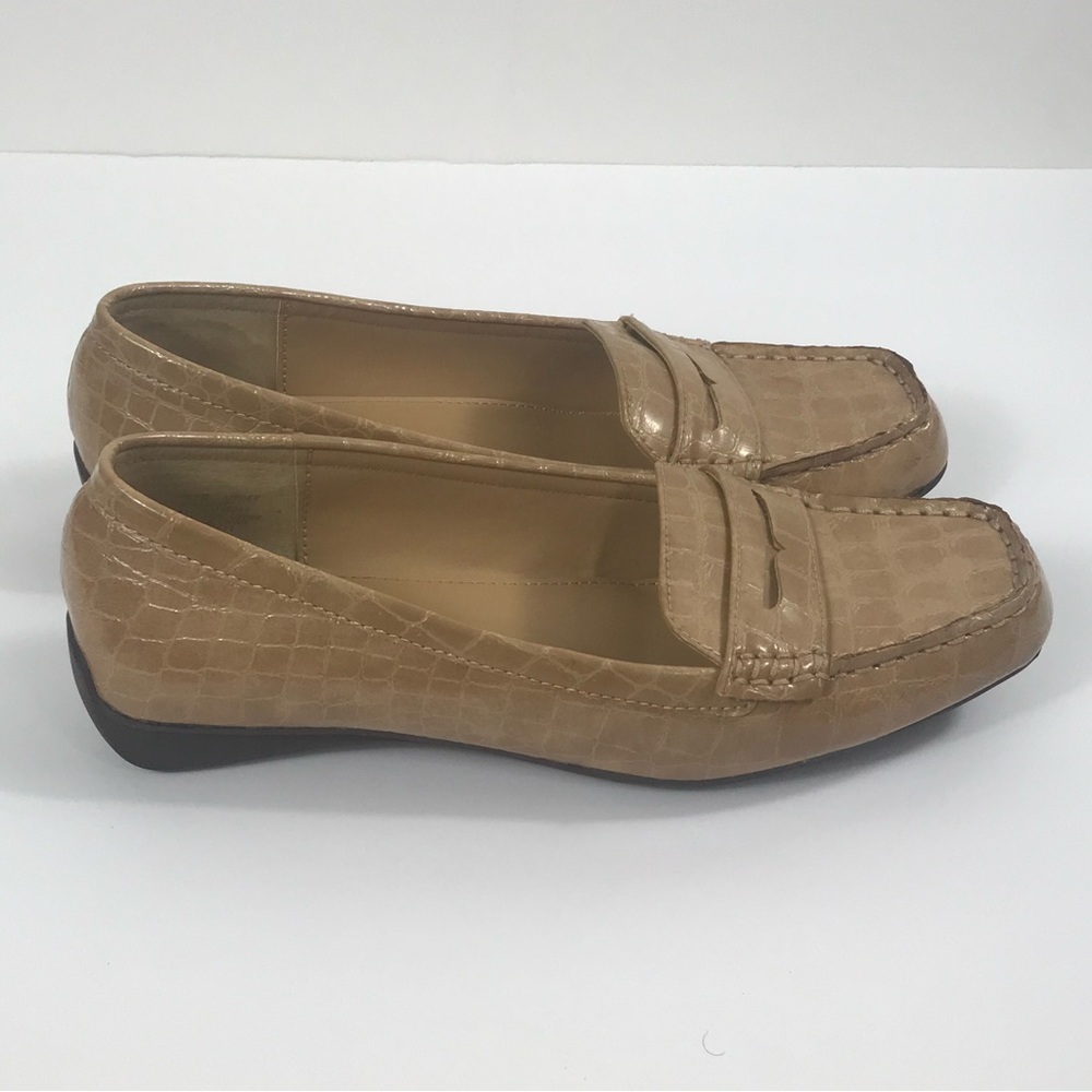 Chaps Women ‘s Size 9.5 B Tan Penny Loafer Slip On Shoes Faux Alligator Skin